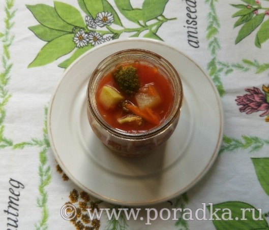 Овощной салат из брокколи, кабачков и моркови в томатном соусе на зиму