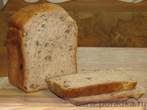 Хлеб на ряженке с изюмом и орехами в хлебопечке