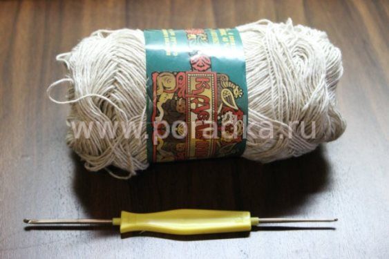 нитки для вязания и крючок