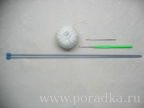 нитки, спицы и крючок для вязания болеро