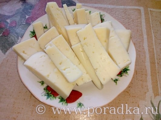нарезать сыр тонкими полосками