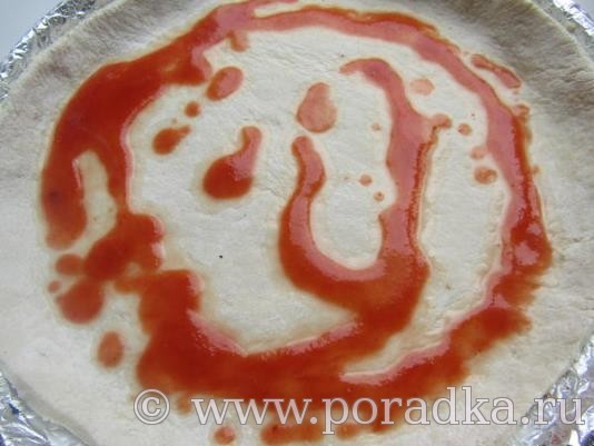 смазать тесто томатным кетчупом