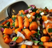 Морковно-луковый салат с маслинами по-корейски